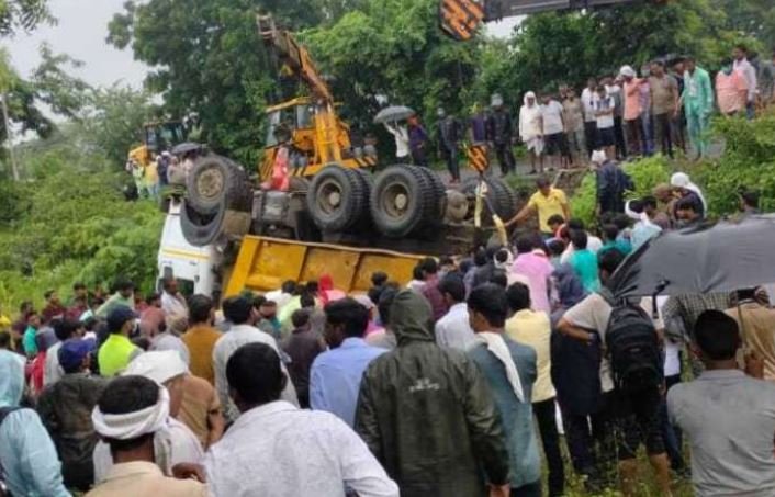 13 laborers killed as truck carrying iron rods overturns in Buldhana