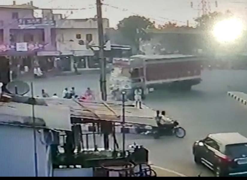Watch Ratlam Satarunda truck accident video viral, 5dec